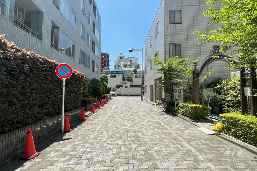 敷地西側の前面道路