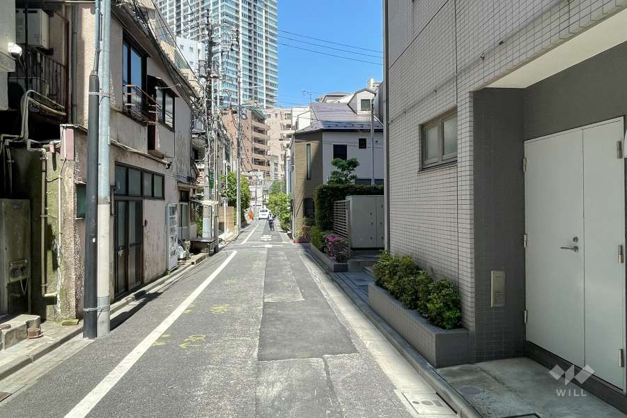 敷地南西側の前面道路（南東側から）