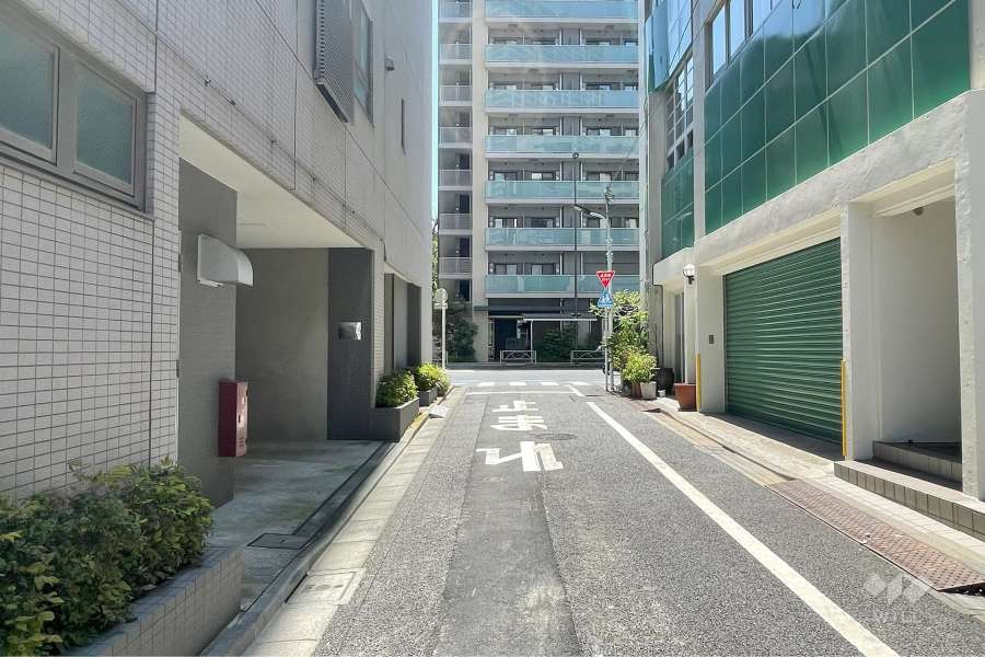 敷地南西側の前面道路（北西側から）