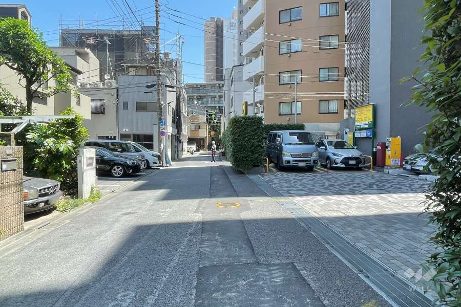 敷地北西側の前面道路（南西側から）