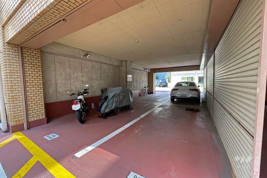 敷地内の駐車スペースとバイク置場