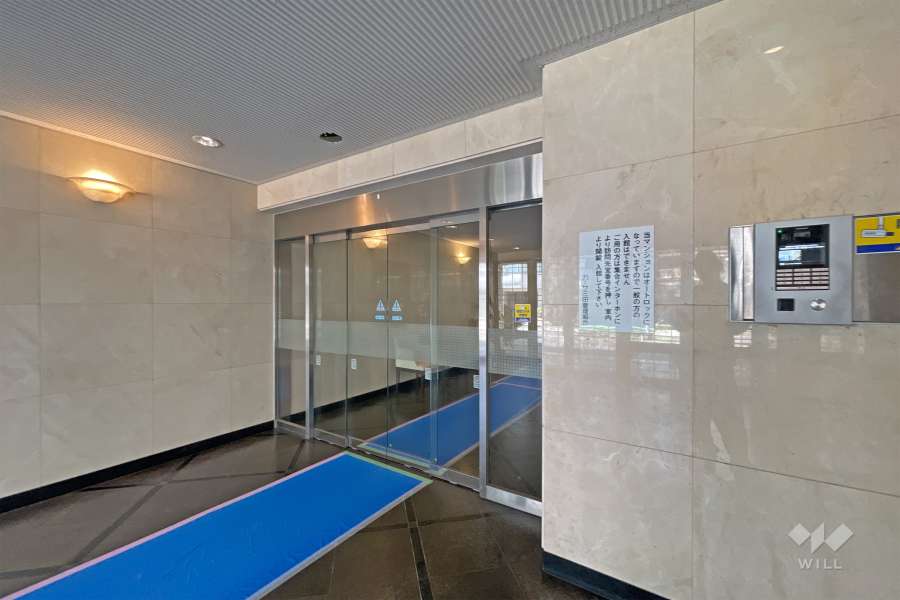 エントランスはオートロック付きです。