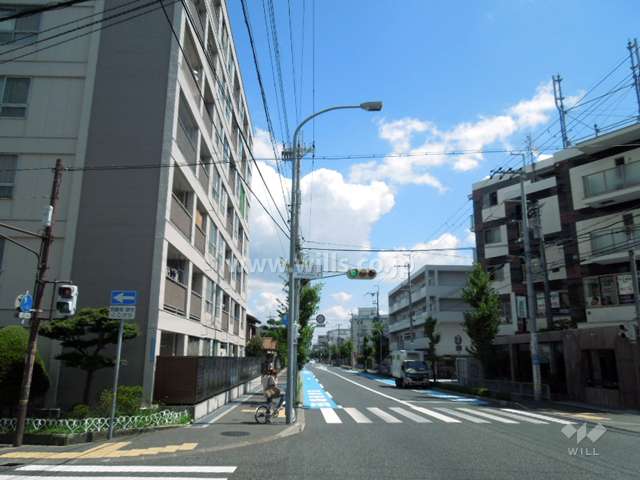 敷地南側は二車線の県道（西宮豊中線）に面しています。