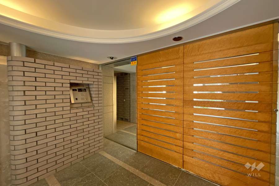 エントランスはオートロック付きです。