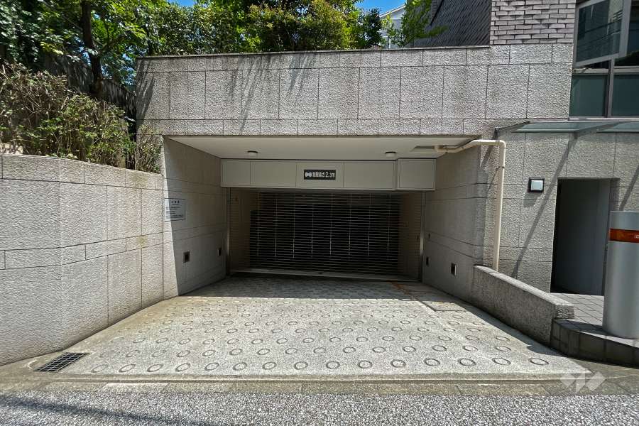 駐車場の出入り口（リングシャッター付き）