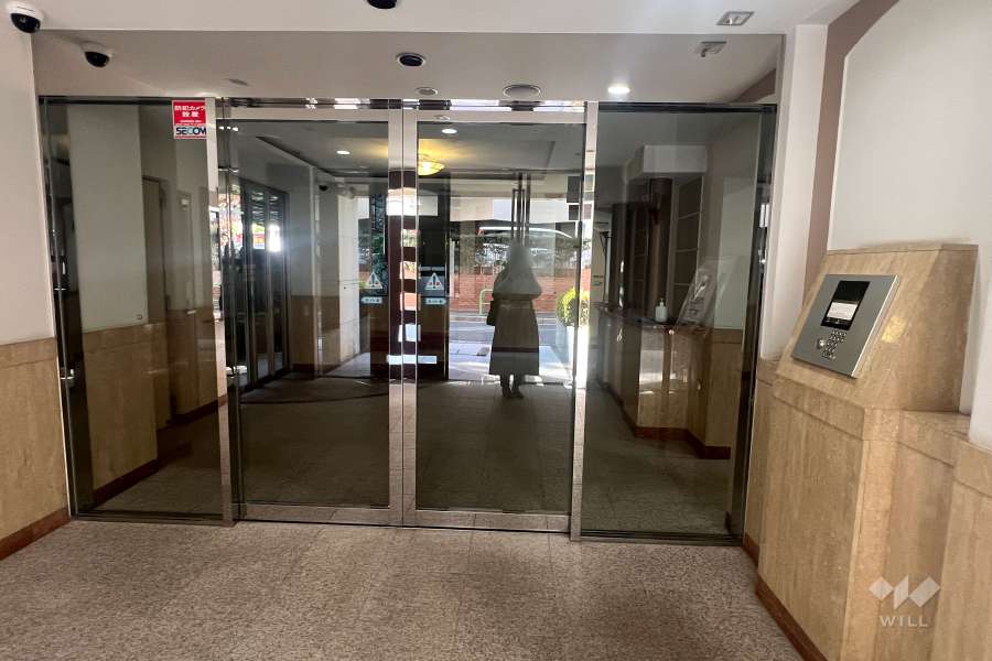 エントランスはオートロック付きです。