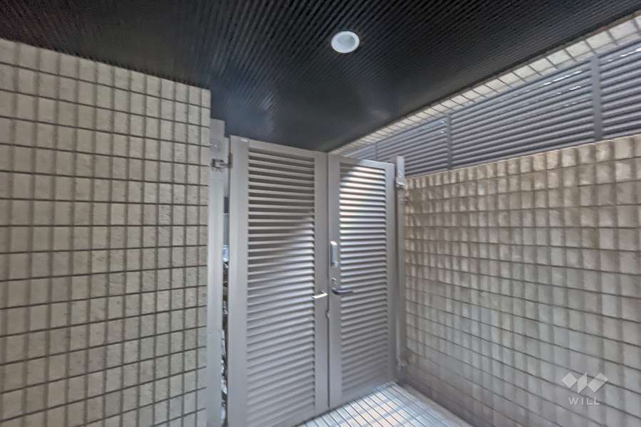 屋内に設けられた駐輪場の入り口