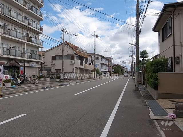 敷地南側の道路は店舗も多く並んでいます。
