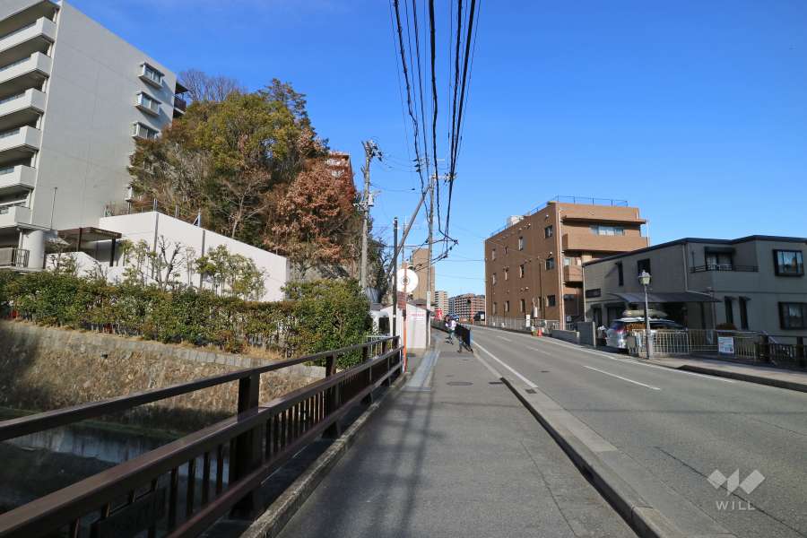 敷地東側の前面道路（県道337号生瀬門戸荘線）