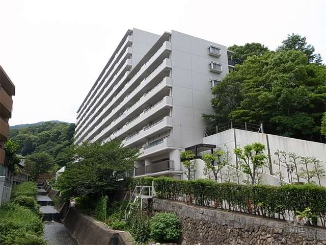 藤和ライブタウン宝塚の外観（北東側から）　敷地の南側には塩谷川が流れています。