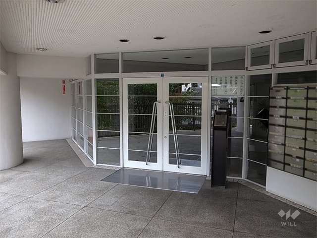 エントランスはオートロック付きです。