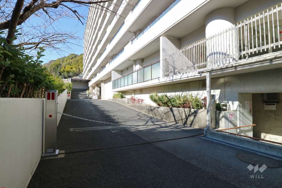 駐車場の出入口（ロボットゲート付きです。）