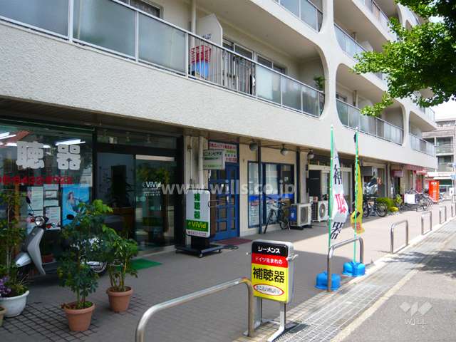 東側の1階部分には店舗が入っています。