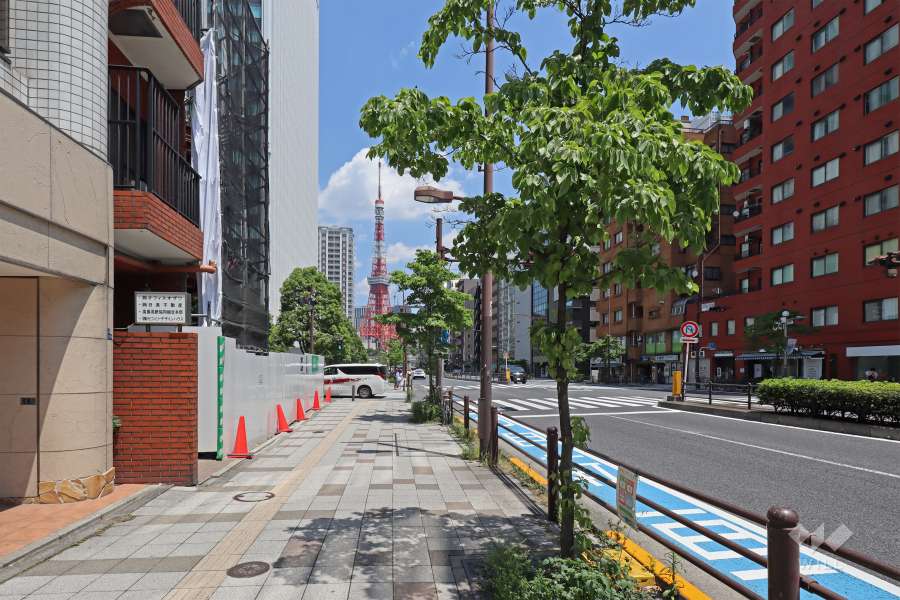 敷地東側の前面道路は国道1号線で、北側に東京タワーを見ることができます。