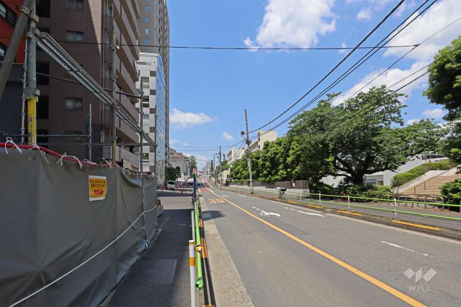 敷地北側の前面道路は「綱の手引き坂」と呼ばれ、羅生門の鬼退治で有名な四天王の1人「渡辺綱」に由来すると言われています。