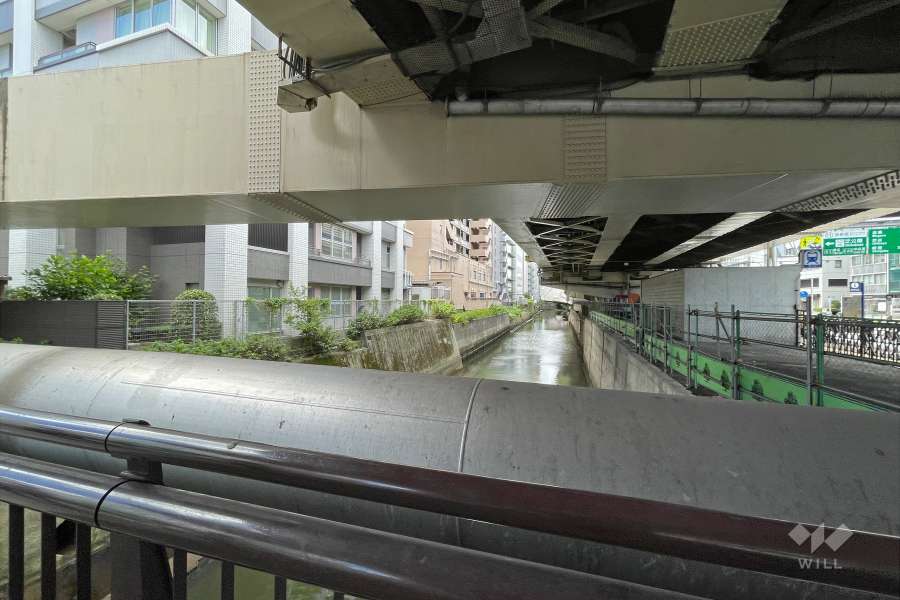 敷地北側は古川が流れています。