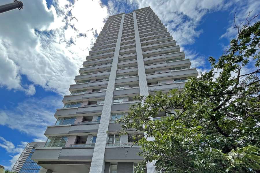 サンウッド三田パークサイドタワーの外観（東側から）