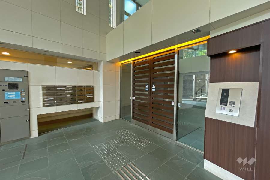 エントランスはオートロック付きです。