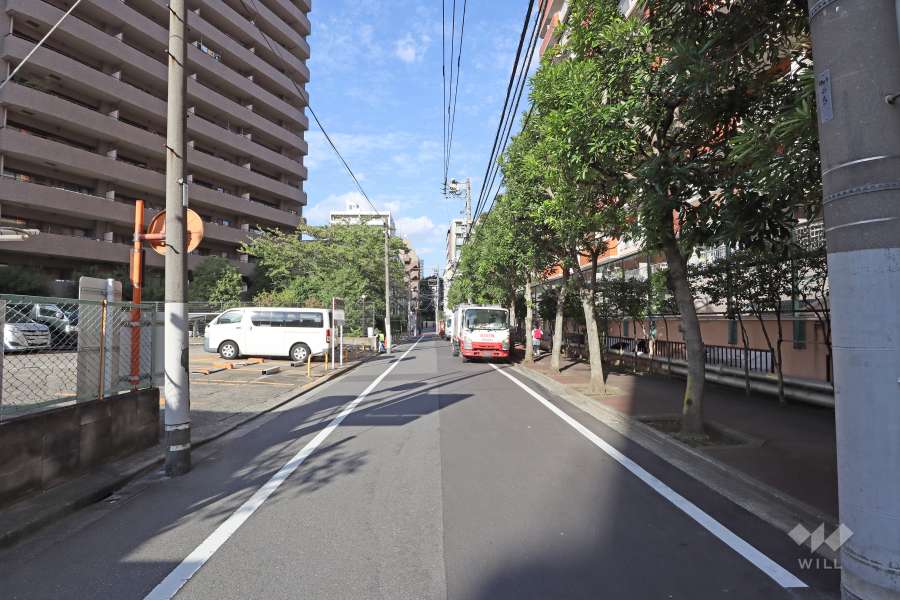 敷地西側の前面道路