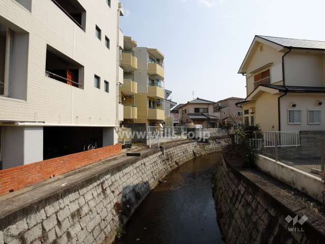敷地の南側には西富松川が流れています。