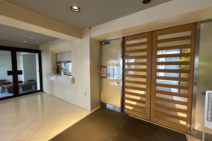 エントランスはオートロック付きです。