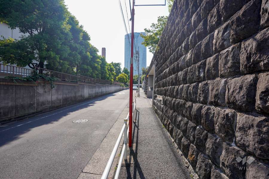 敷地南側の前面道路