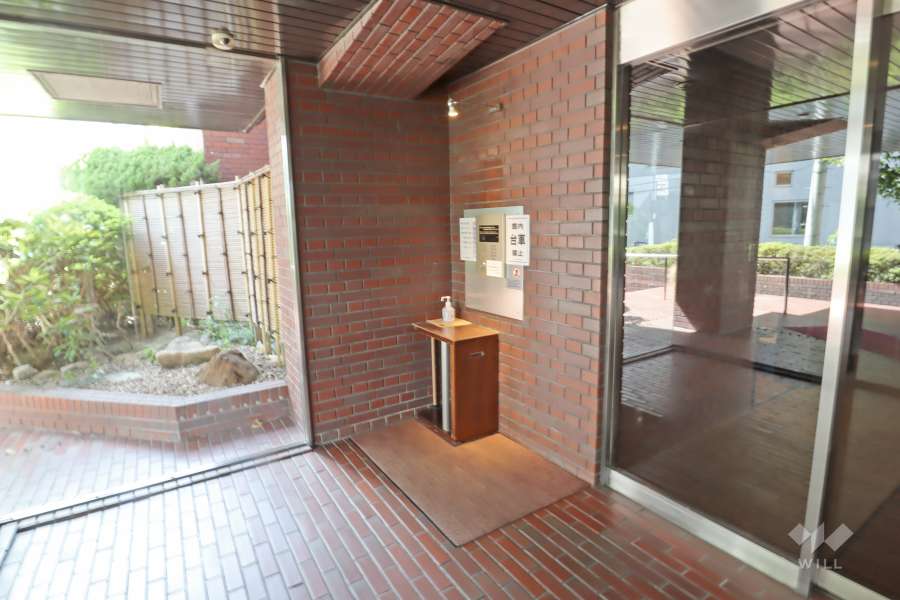 エントランスはオートロック付きです。