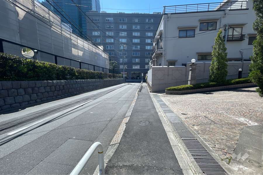 敷地北東側の前面道路（南東側から）