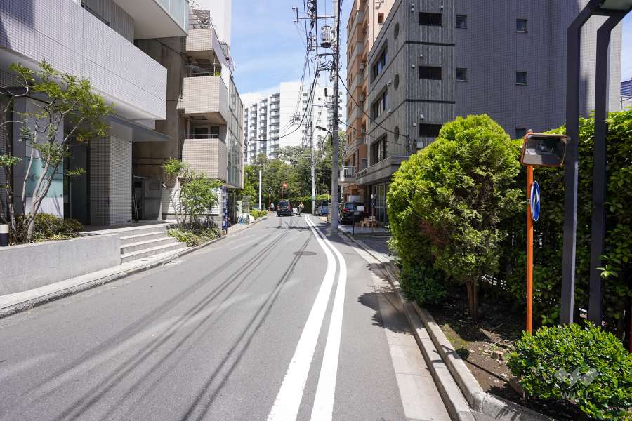 敷地北側の前面道路