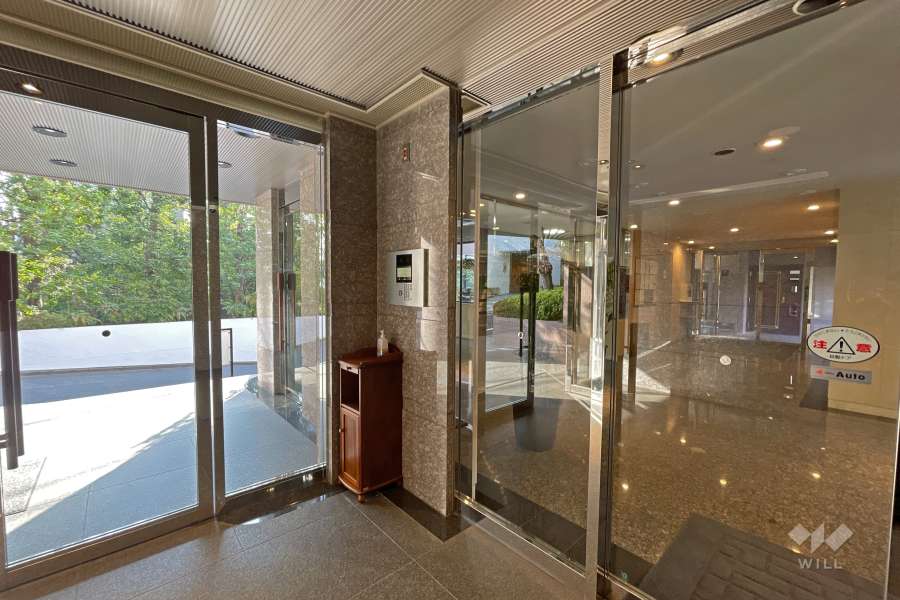 エントランスはオートロック付きです。