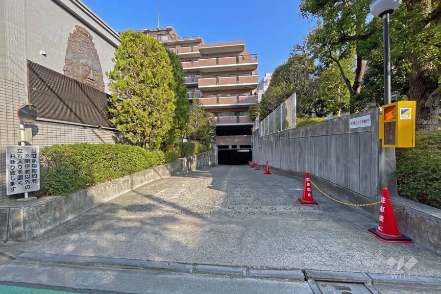 敷地内駐車場（屋内平面式）の出入り口