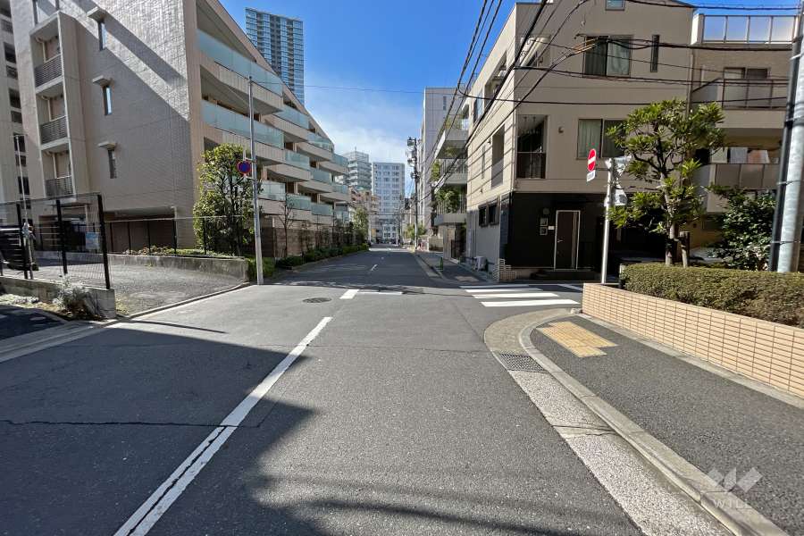 敷地南西側の前面道路（南東側から）