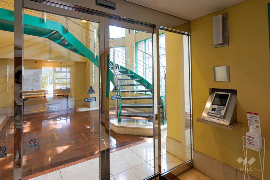 エントランスはオートロック付きです。　