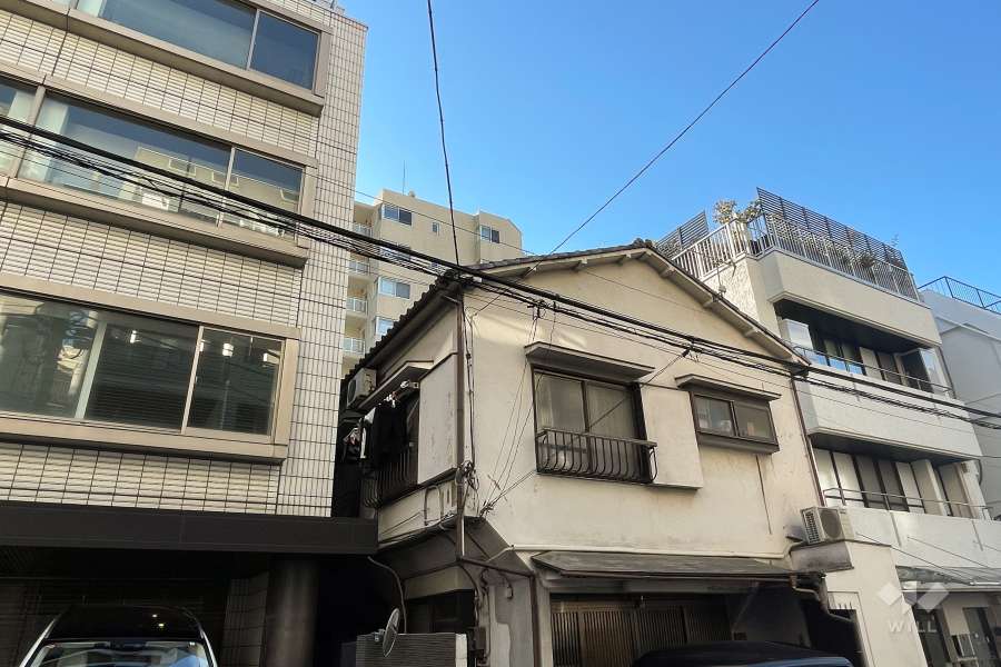 敷地南東側の前面道路（南西側から）