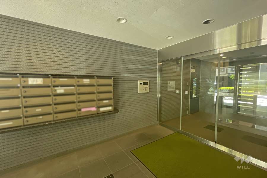 エントランスはオートロック付きです。