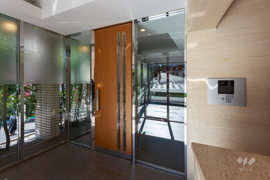 エントランスはオートロック付きです。