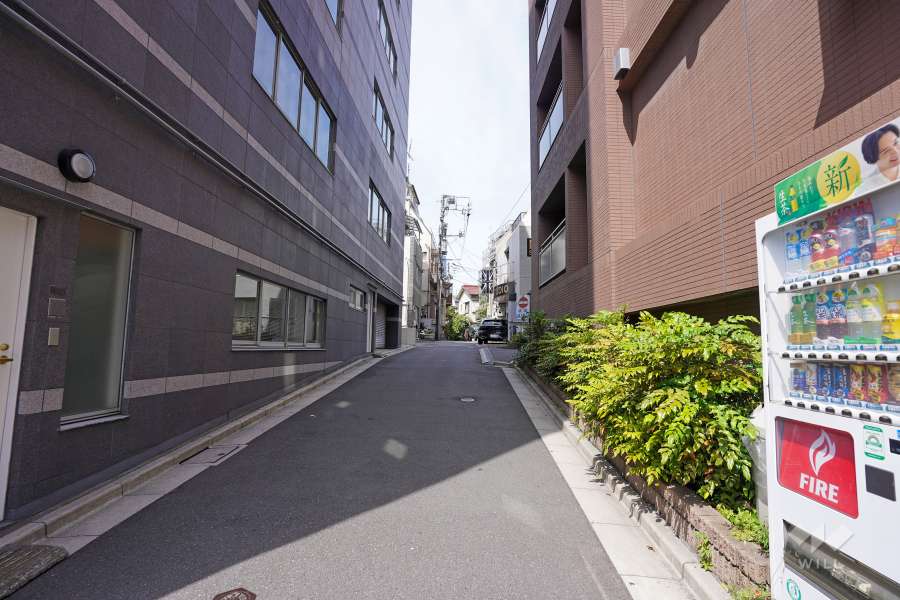 敷地西側の前面道路