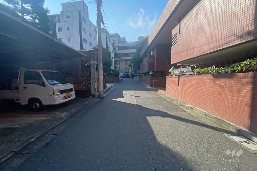 敷地南側の前面道路（東側から）