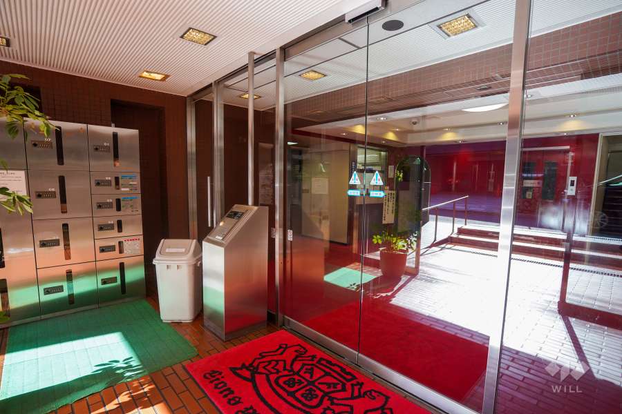 エントランスはオートロック付きです。