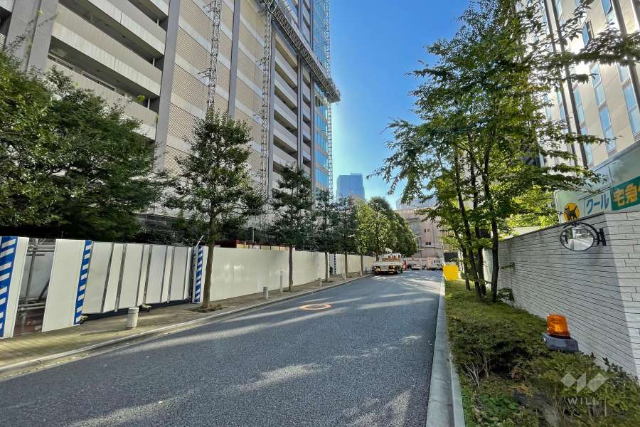 敷地北側の前面道路（東側から）