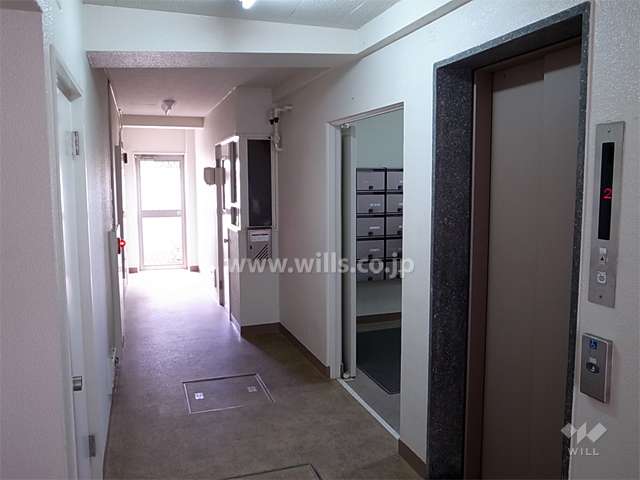 共用ポストとエレベーター