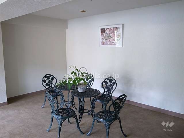 談話スペースのあるエントランスホール