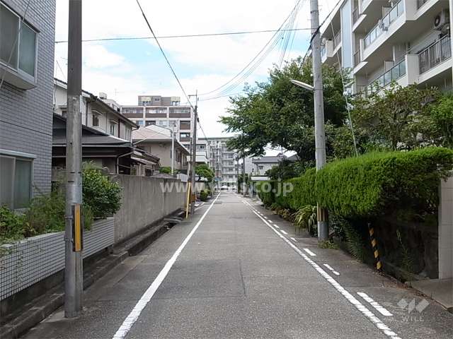 周辺は区画の整った閑静な住宅地。敷地の南と北の2方が接道しています。