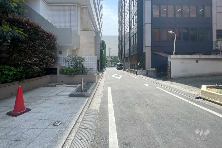 敷地西側の前面道路