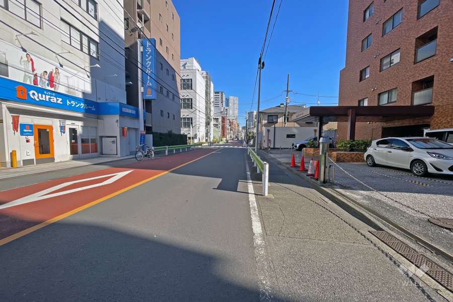 敷地北側の前面道路は都道305号です（西側から）。