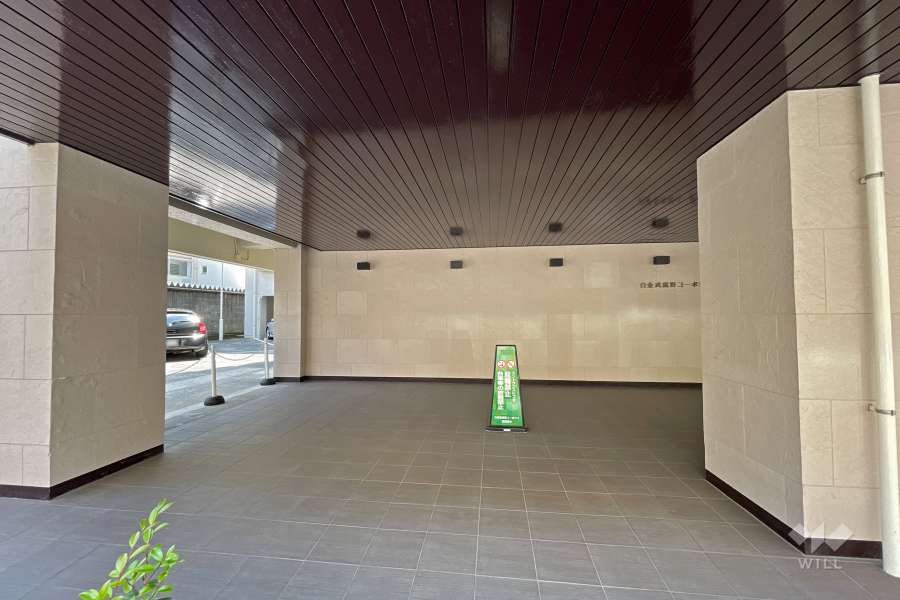 車寄せ可能のピロティ