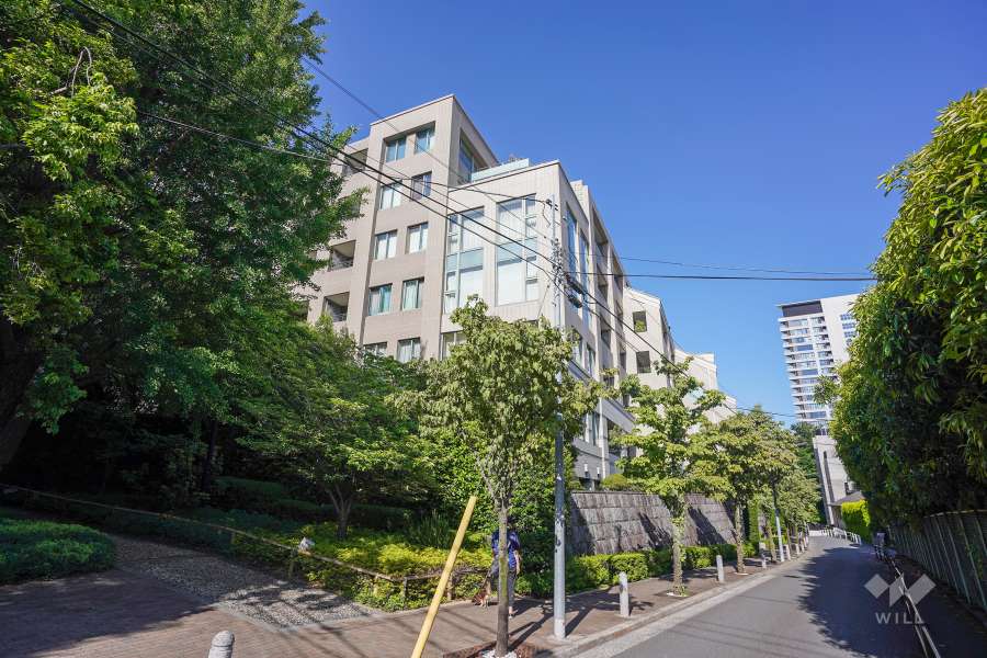 麻布霞町パークマンションの外観（南西側から）