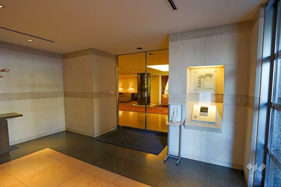 エントランスはオートロック付きです。