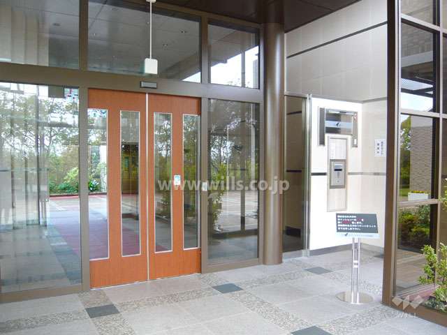 ガラス張りの明るいエントランスホール