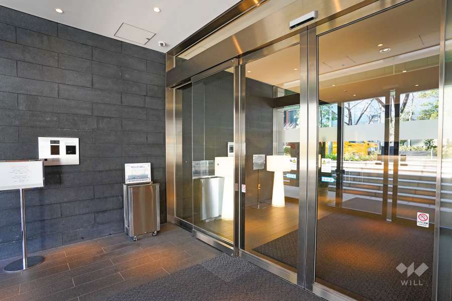 エントランスはオートロック付きです。　